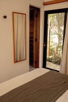 Habitación triple estándar, vistas al jardín | Espacio para trabajar con un portátil, cortinas opacas, wifi gratis