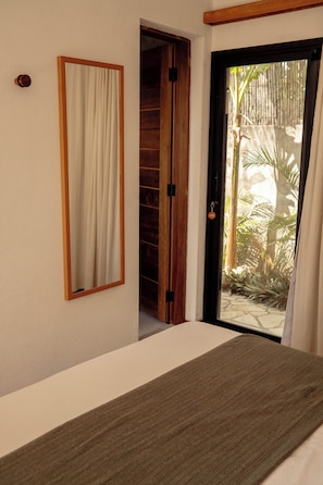 Chambre Triple Standard, vue jardin | Espace de travail pour ordinateur portable, rideaux occultants