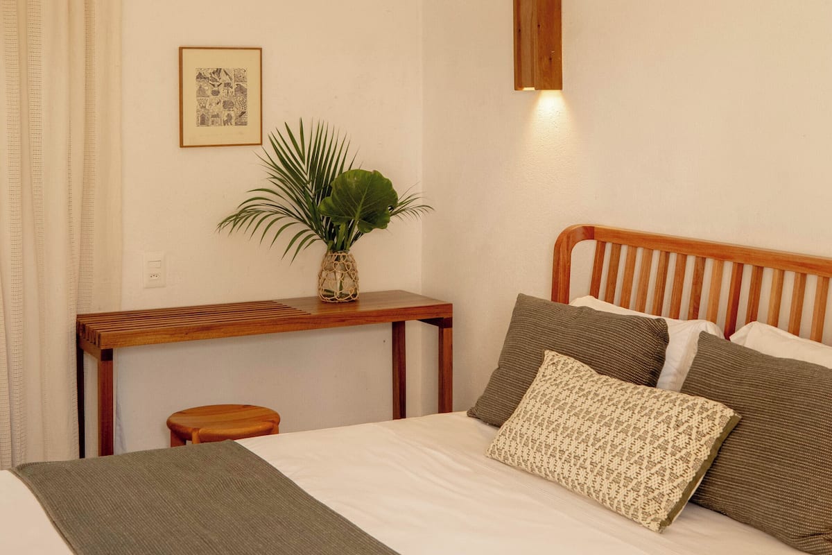 Quarto casal standard, vista para o jardim | Espaço de trabalho para notebook, cortinas blackout, Wi-Fi de cortesia