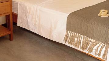 Quarto casal standard, vista para o jardim | Espaço de trabalho para notebook, cortinas blackout, Wi-Fi de cortesia