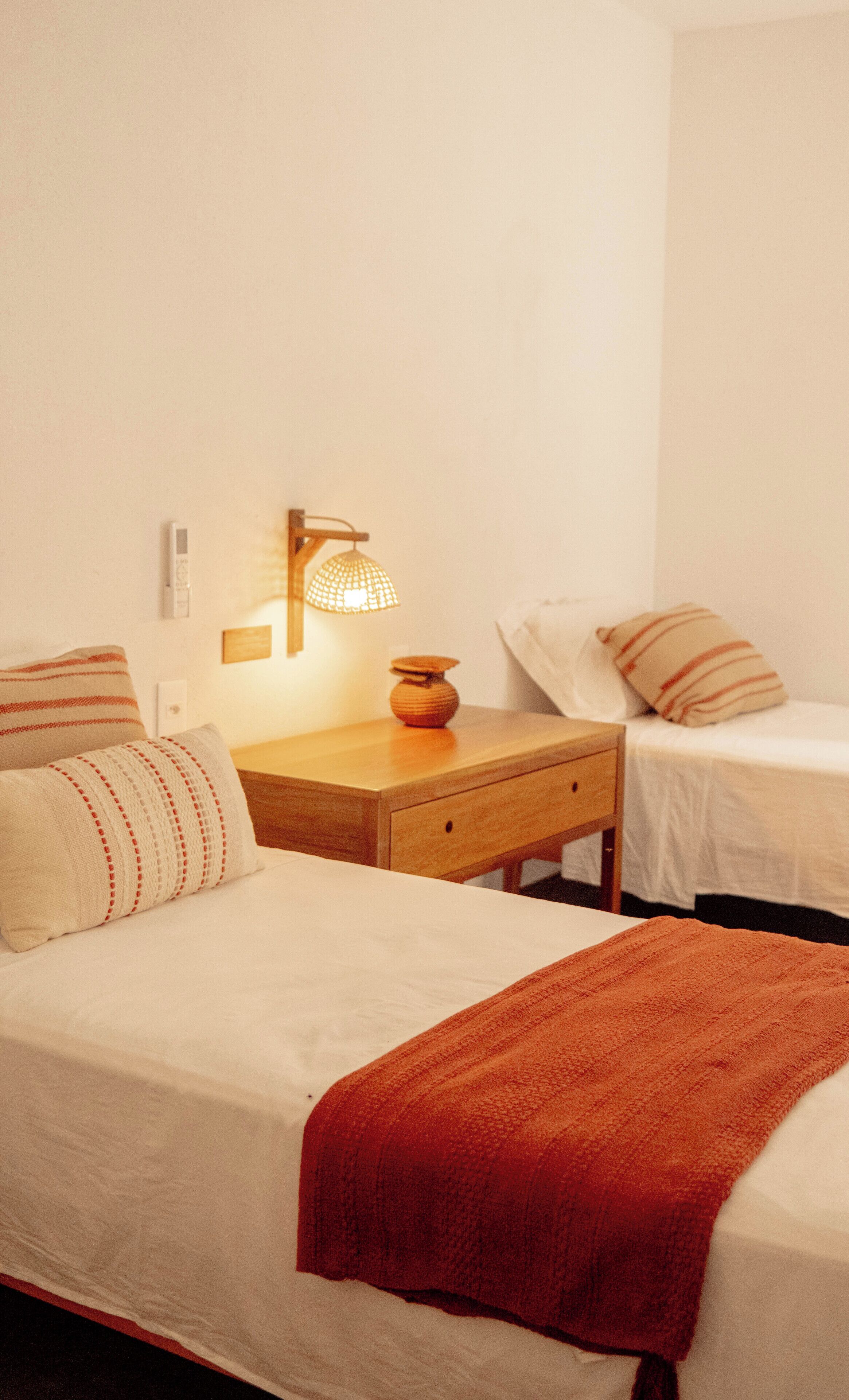 Chambre Simple Confort, vue jardin | Espace de travail pour ordinateur portable, rideaux occultants