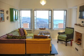 Una Smart TV, una chimenea