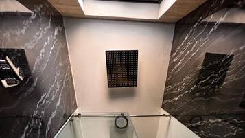 Deluxe Cabin, Hill View | Bathroom | Shower, hair dryer, towels, soap