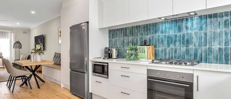 雪櫃、微波爐、焗爐、爐具