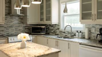 Frigorífico, microondas, horno y lavavajillas