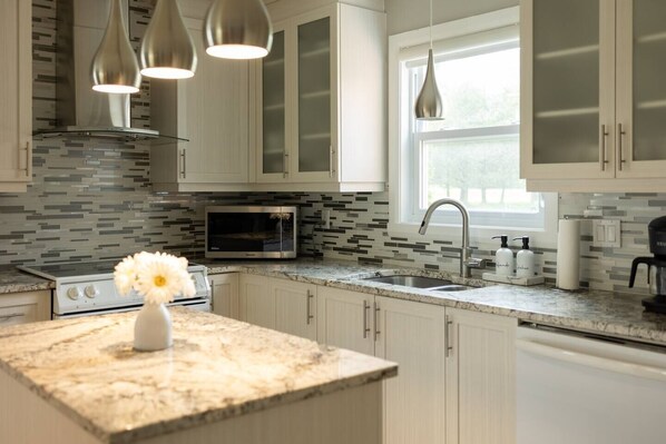 Réfrigérateur, micro-ondes, four, lave-vaisselle