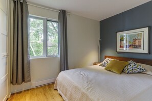3 bedrooms, iron/ironing board, WiFi, bed sheets - Chalet directly on the shores of magnificent Lake Lovering (Magog)