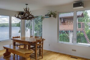 Dining - Chalet directly on the shores of magnificent Lake Lovering (Magog)