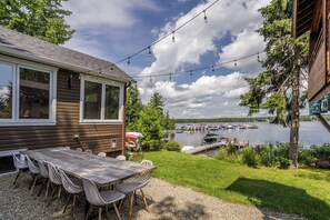 Outdoor dining - Chalet directly on the shores of magnificent Lake Lovering (Magog)