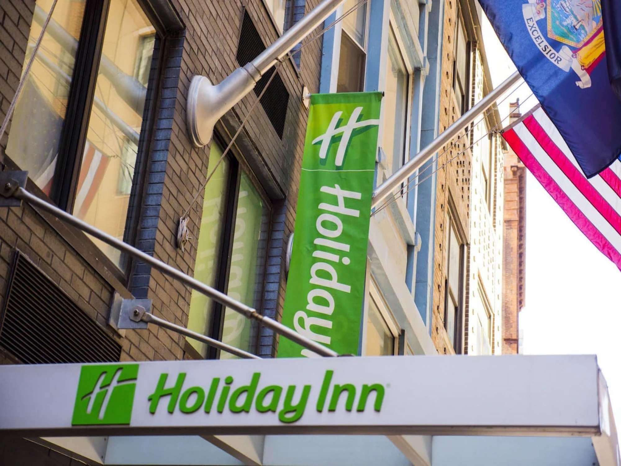 A Holiday Inn sign with a green logo and a hashtag symbol.
