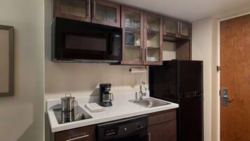 Réfrigérateur, four à micro-ondes, lave-vaisselle, cafetière-théière