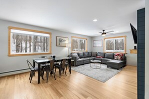 Smart TV, fireplace - Oasis on 10 Acres, firepits, 15 mins to Harbor Springs, Petoskey, sleeps 14 (Alanson)