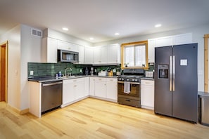 Kjøleskap, mikrobølgeovn, ovn og kokeplater