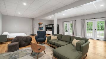 3 bedrooms, travel crib, free WiFi, bed sheets