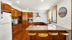 ميكروويف، موقد طهي مسطح، غسالة أطباق، ماكينة لصنع القهوة/الشاي