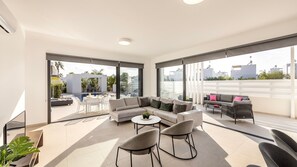 Outdoor dining - 4 bedroom villa In Nissi beach (Ayia Napa)