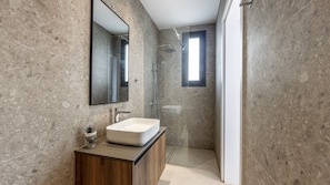 Dusche, Haartrockner, HandtĂŒcher