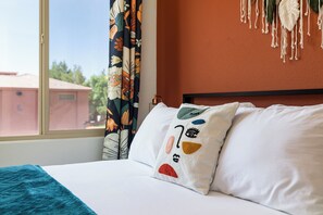 3 habitaciones, escritorio y tabla de planchar con plancha 