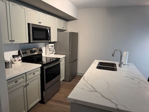 Micro-ondes, four, plaque de cuisson, lave-vaisselle