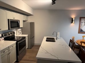 Micro-ondes, four, plaque de cuisson, lave-vaisselle