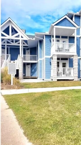 Oasis Family Cottage-Getaways
Home in Shanty Bay, ON