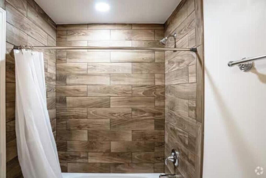 Suihku, hiustenkuivaaja, pyyhkeet, saippua