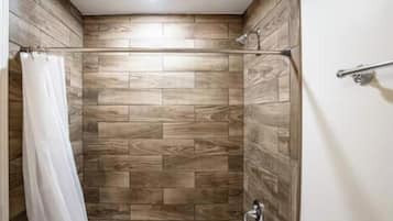 Suihku, hiustenkuivaaja, pyyhkeet, saippua