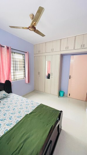 2 bedrooms, iron/ironing board, WiFi - SRI HOME STAY - DOUBLE BEDROOM FULLY FURNISHED SERVICE APARTMENT (Kasavanahalli)