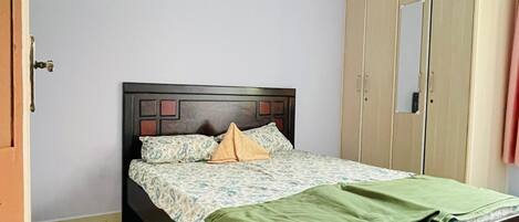 2 bedrooms, iron/ironing board, WiFi