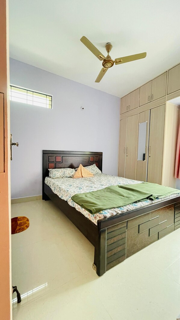 2 bedrooms, iron/ironing board, WiFi