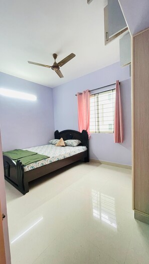 2 bedrooms, iron/ironing board, WiFi