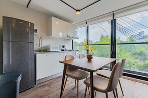 Micro-ondes, cafetière/bouilloire, grille-pain