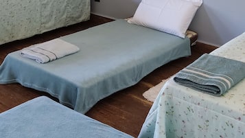 Een bureau, gratis wifi, beddengoed