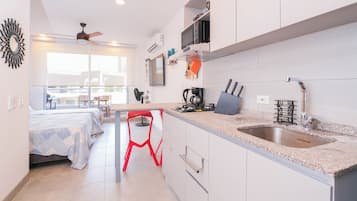Studio Suite (217F) | Private kitchen
