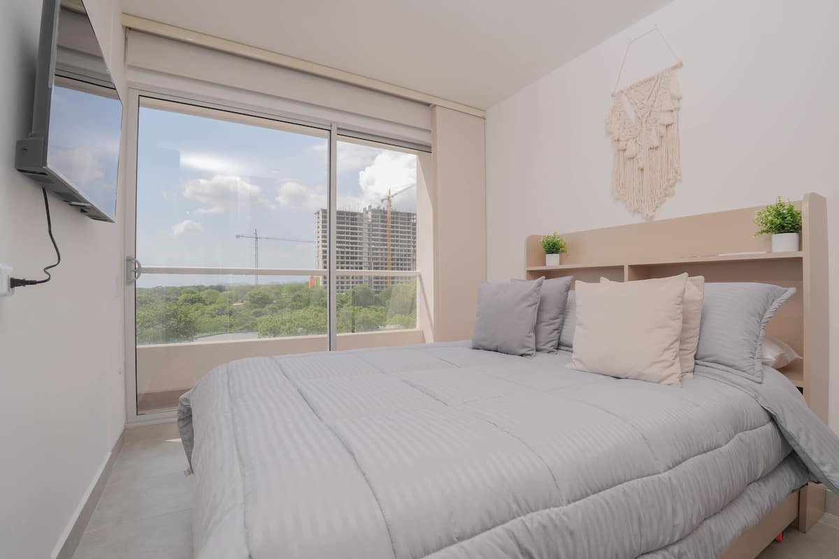 Appartement, vue piscine (308E) | Coffres-forts dans les chambres, fer et planche à repasser