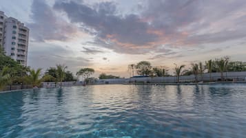 2 outdoor pools