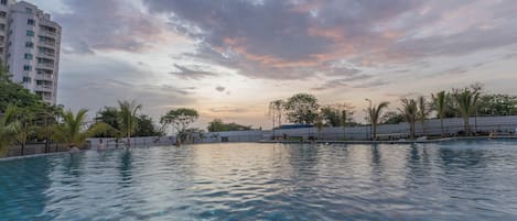 2 piscines extérieures