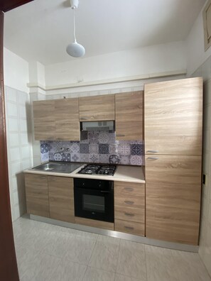 Frigorífico, horno, placa de cocina y utensilios de cocina