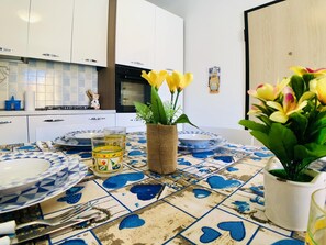 Frigorífico, horno, placa de cocina y utensilios de cocina