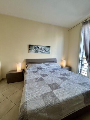 2 habitaciones, tabla de planchar con plancha y ropa de cama 