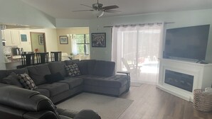 Smart TV, fireplace, books - 3-BR house, heated pool in charming Dunnellon with AC, WiFi. Pets ok with fee (Dunnellon)
