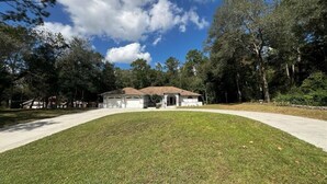 Property grounds - 3-BR house, heated pool in charming Dunnellon with AC, WiFi. Pets ok with fee (Dunnellon)