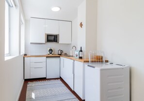 Kylskåp, mikrovågsugn, spishäll och kaffe- och tebryggare