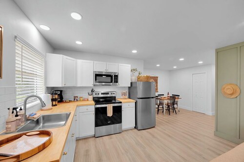 Cozy Guest House w Hot Tub, Firepit & Private