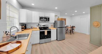 Cozy Guest House w Hot Tub, Firepit & Private