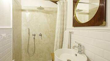 Doccia, asciugacapelli, bidet, asciugamani