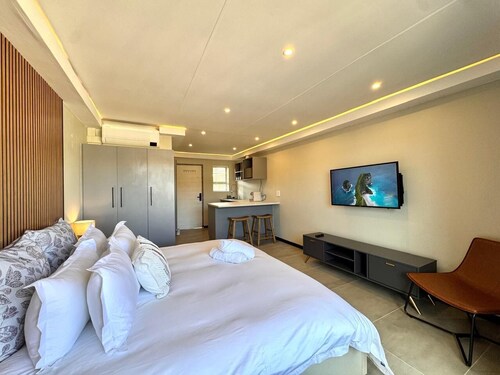 Newly renovated, charming studio in central Jeffreys Bay with AC, WiFi, parking