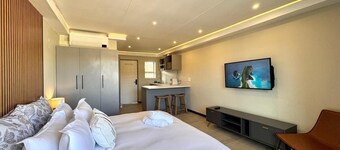 Newly renovated, charming studio in central Jeffreys Bay with AC, WiFi, parking