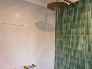 Douche, serviettes fournies, papier toilette