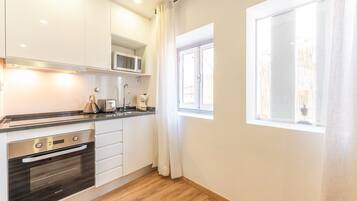 Fridge, microwave, oven, coffee/tea maker